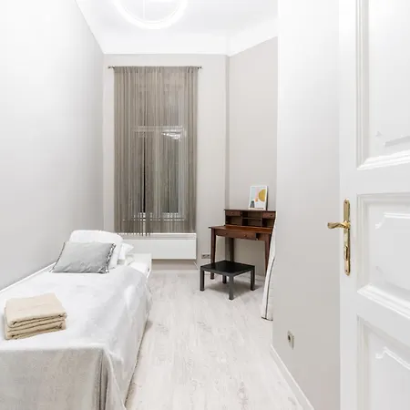 Sea Holly - With Perfect Location 2 Separate Bdrms *