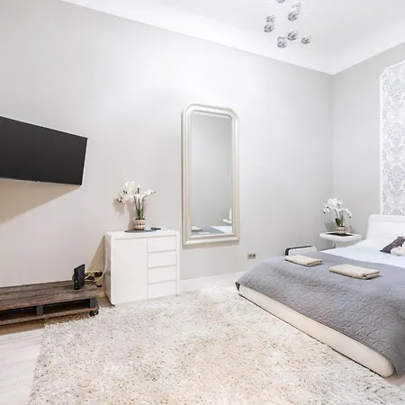 Sea Holly - With Perfect Location 2 Separate Bdrms Apartment