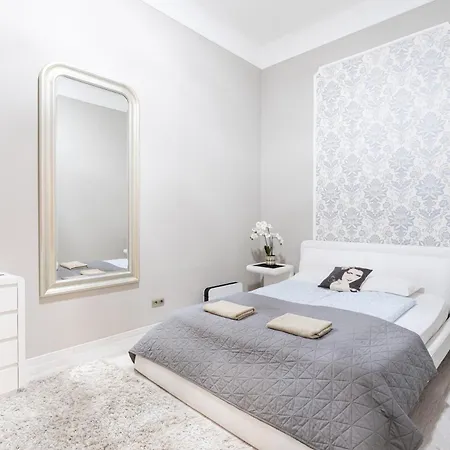 Sea Holly - With Perfect Location 2 Separate Bdrms Apartment *