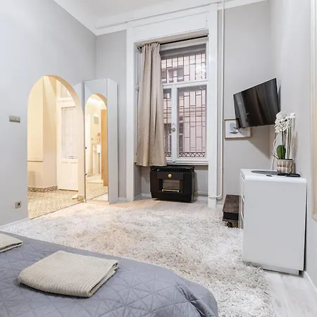 Sea Holly - With Perfect Location 2 Separate Bdrms * Budapest