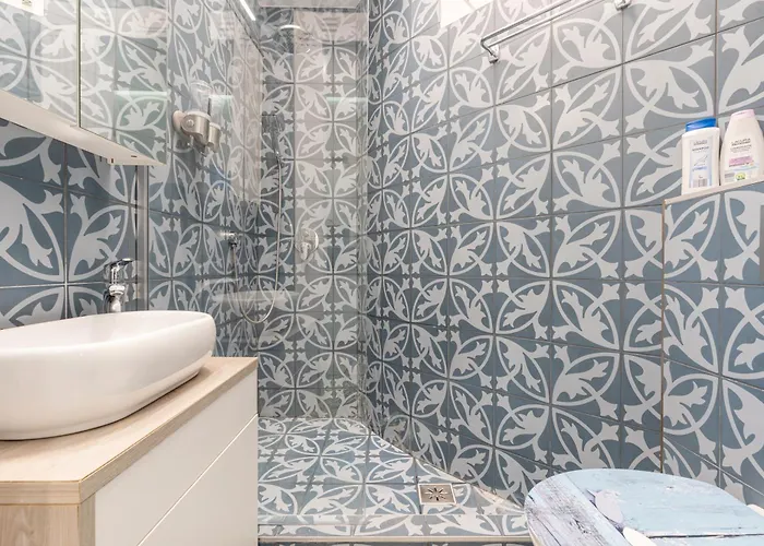 Sea Holly - With Perfect Location 2 Separate Bdrms Daire