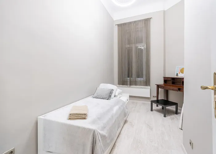 Sea Holly - With Perfect Location 2 Separate Bdrms *