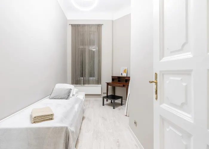 Sea Holly - With Perfect Location 2 Separate Bdrms *